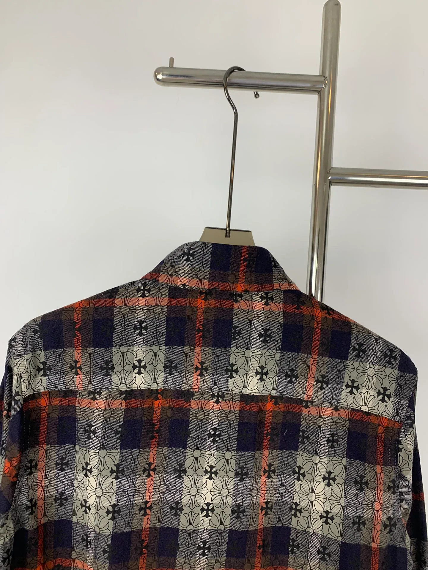 P230 💰Model number G733 Chrome Hearts classic cashew flower cross all-over printed jacquard long-sleeved top couple casual shirt 1️⃣Customized original jacquard fabric, high-quality pure cotton jacquard plaid fabric, soft and comfortable to the touch, a very high-quality fabric! 2️⃣The details of the workmanship are perfectly controlled. The lining is made of vest hemming, and the cuffs are made of double cross leather labels. It is different from the ordinary version. The collar is also designed with interlining, which shows high-end fashion and personality. The style is fashionable, simple and elegant, and it is a very versatile jacket! 4⃣️Complete accessories, all customized with original versions! Same style for men and women Color: Purple Red Size: S M L XL
